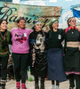Moira Millán al centro, en una cadena de abrazos feminista, antirracista y plurinacional.   (Fuente: Celeste Vientos)