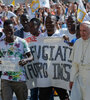 Francisco, antes de la pandemia, con refugiados en Italia. (Fuente: AFP)