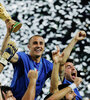 Cannavaro sostiene la Copa del Mundo. (Fuente: AFP)