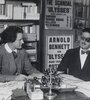 Sylvia Beach junto a James Joyce en la librería dela calle L'Odeon.