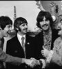 The Beatles en casa de Brian Epstein en Belgravia, durante el lanzamiento de Sgt Pepper’s Lonely Hearts Club Band. Londres, 1967. (Fuente: Linda McCartney)