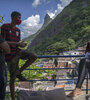 Un grupo  de jóvenes convrsa en un balcón en la favela de Santa Marta, Río de Janeiro. (Fuente: AFP)