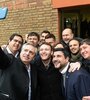 Fernández se saca una selfie con Perotti y otros militantes.