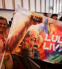 En la jornada inaugural miembros del foro exhiben una bandera exigiendo la libertad de Lula. (Fuente: EFE)