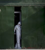 Un miembro del equipo forense trabaja en la comisaría de Huechuraba después del atentado. (Fuente: AFP)