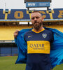 De Rossi muestra la camiseta en la mismísima Bombonera.