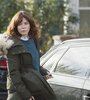 Anna Friel le da especial espesor a su personaje.