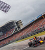 Max Verstappen, Red Bull y la bandera a cuadros.