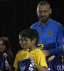 De Rossi rodeado de chicos en su presentación oficial como jugador de Boca. (Fuente: AFP)