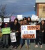 En la puerta de la fiscalía de Rawson hubo una protesta de un grupo de mujeres.