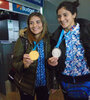 Leonela y Dayana Sánchez muestran sus medallas panamericanas.