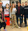 Gabriel Solano junto a militantes del Frente de Izquierda en Barracas.