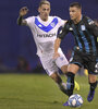 Pillud protege la pelota. El experimentado lateral fue el autor del gol del empate de Racing ante Vélez.