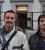 Aznar y Lavigna en la puerta del mítico estudio de EMI.