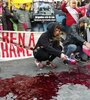 Frente al Congreso, las organizaciones animalistas protestan con sangre simbólica. (Fuente: Alejandro Leiva)