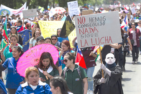Miles de chilenos marchan por una educación sin lucro