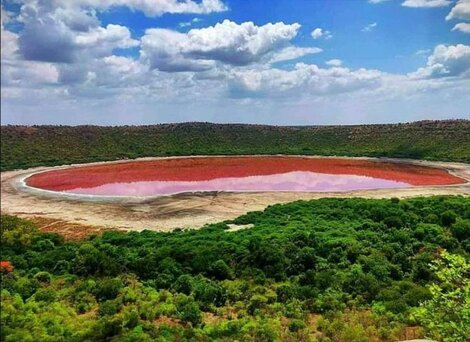 El misterioso cambio de color en un lago en India
