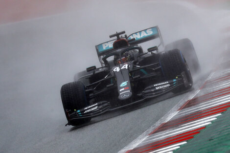 Hamilton voló bajo la lluvia y largará primero en el GP de Estiria