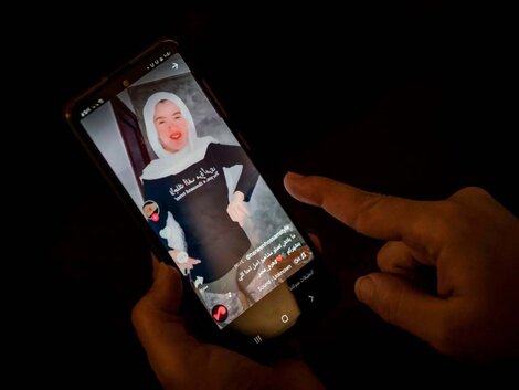 Mujeres egipcias fueron condenadas a dos años de prisión por sus videos en TikTok