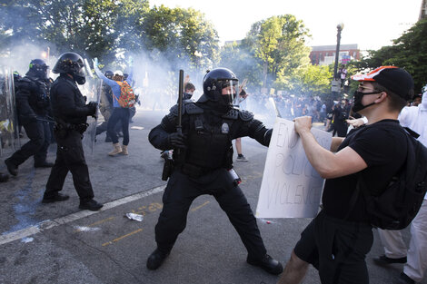 https://images.pagina12.com.ar/styles/width470/public/2020-07/policia-20yanqui-20cerca-20del-20capitolio-2c-20floyd-20afp.jpg?itok=hArZeB0o