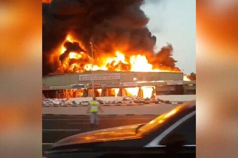 Alerta por un gran incendio en Emiratos Árabes