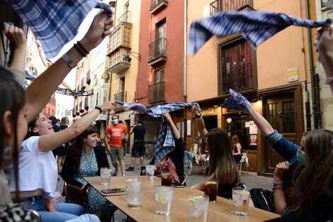 España tiene 500 brotes de coronavirus y le apunta a bares y discotecas