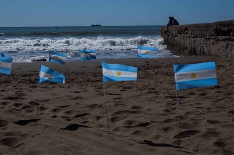 Pusieron 504 banderas en la playa en Mar del Plata por los muertos por coronavirus