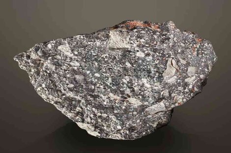 Descubren un nuevo mineral en un meteorito lunar 