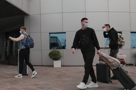 Messi llegó en su avión con Di María y Paredes