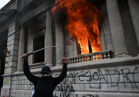 Guatemala: Manifestantes incendian el Congreso y exigen la renuncia del presidente  