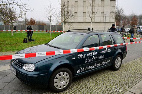 Un hombre chocó su auto contra las vallas de la Cancillería alemana
