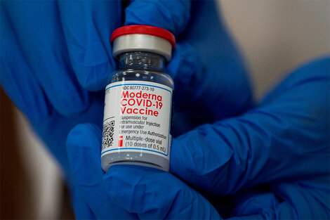 Estados Unidos evalúa aplicar dos medias dosis de Moderna para acelerar la inmunización