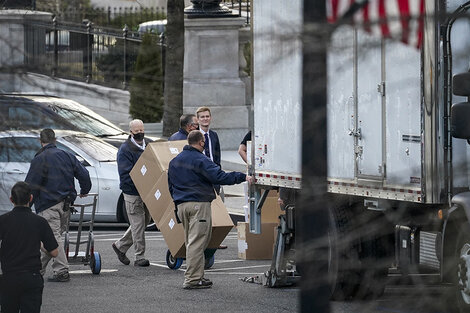 El camión de mudanzas en la Casa Blanca, la imagen viral sobre la salida de Trump