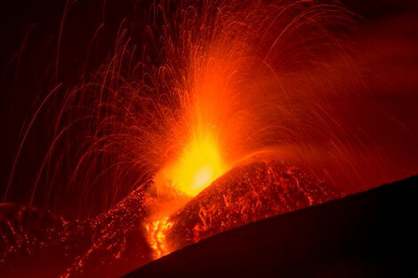 Las espectaculares imágenes de lava y llamas del volcán Etna