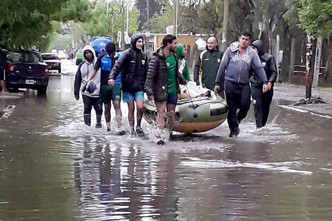 Rugbiers solidarios llevan ayuda a los inundados