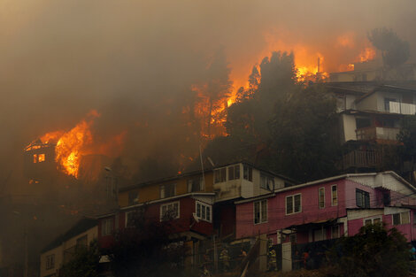 Un incendio ya consumió más de 100 viviendas en Valparaíso