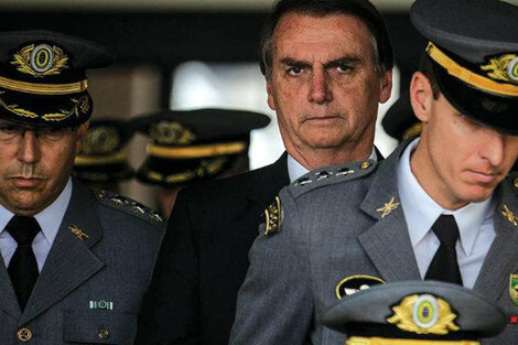 https://images.pagina12.com.ar/styles/width470/public/media/articles/63076/bolsonaro-20y-20compa-c3-b1ia-20miltitar.jpg?itok=Yz7duIGQ