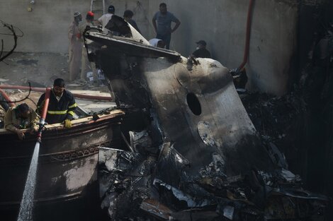 Un avión con 107 personas se estrelló en Pakistán