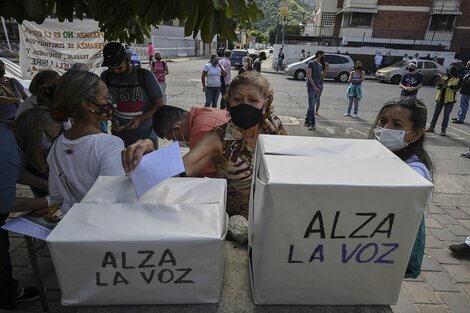 Los venezolanos participan de manera presencial del plebiscito promovido por Guaidó 