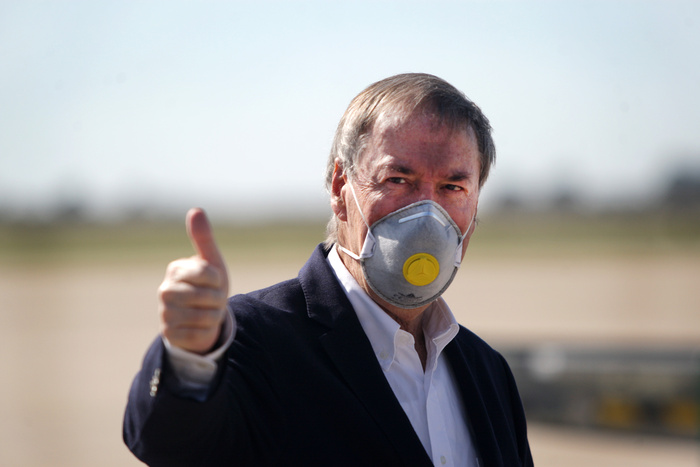 Mientras el gobernador guarda silencio, los contagios treparon a 600 este domingo. Alama por el Día de la Primavera. (Fuente: NA)