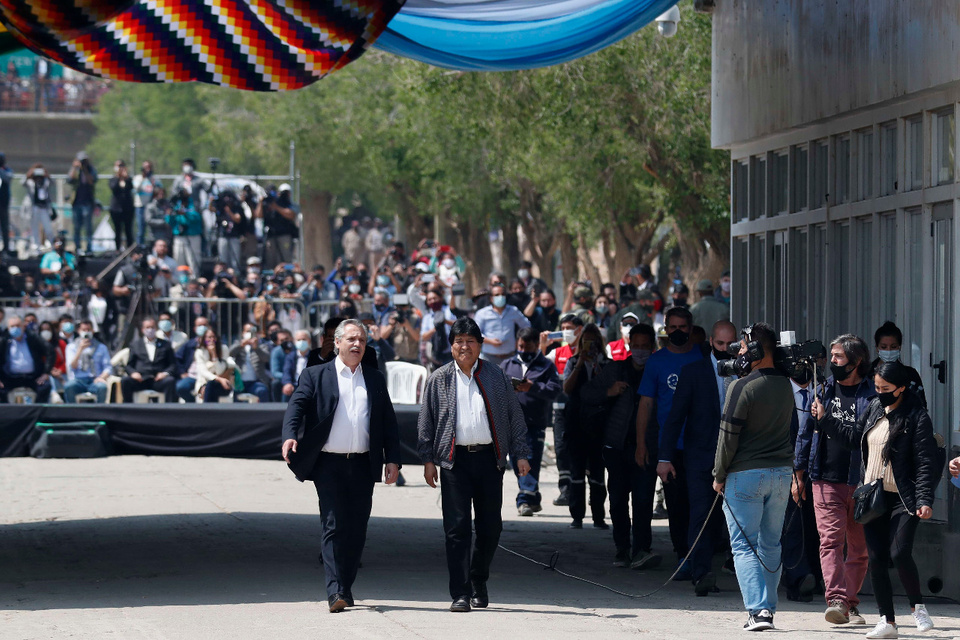 Evo Morales and Alberto Fernandez walking to the border line between Bolivia and Argentina.