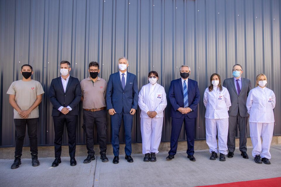 Alberto Fernández visitó la planta del laboratorio ...