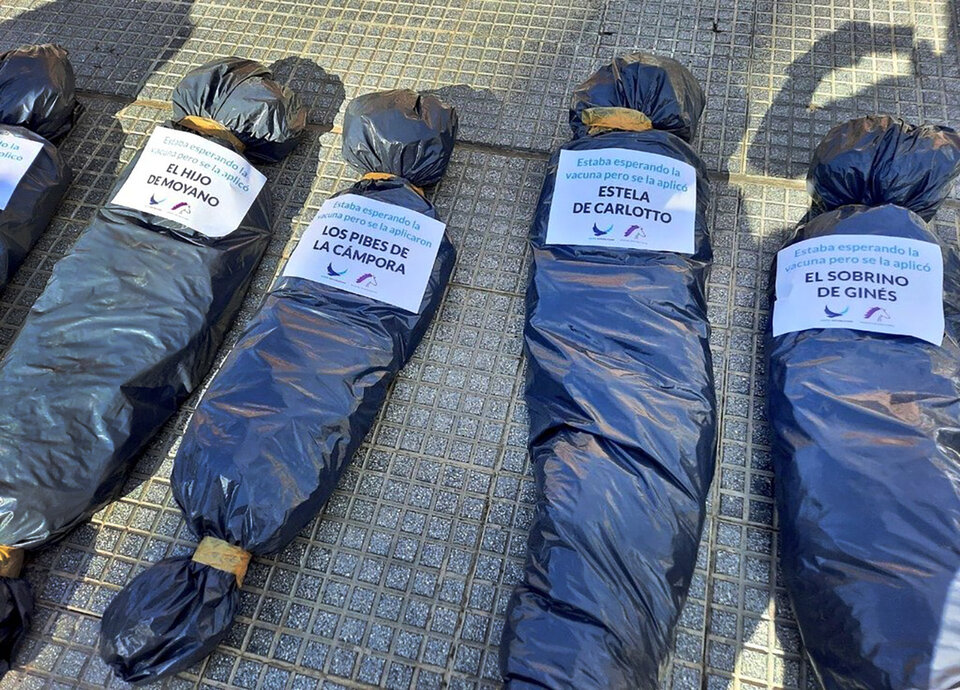 Bolsas mortuarias en Plaza de Mayo: continúa el repudio en redes sociales