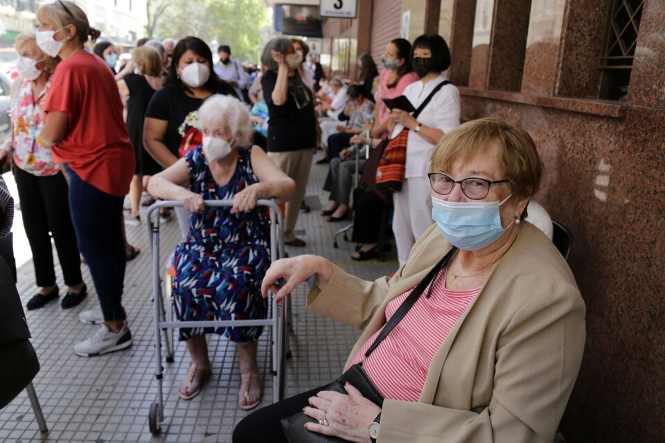 En la Ciudad de Buenos Aires los menores de 80 años no serán vacunados antes de abril