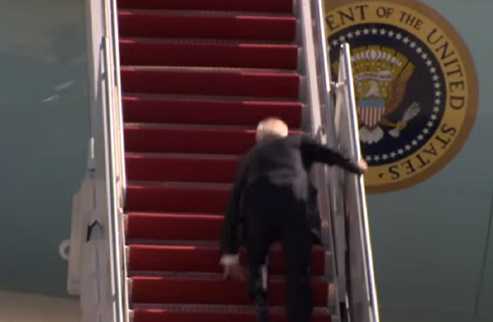 Biden protagonizó un blooper al subir al Air Force One