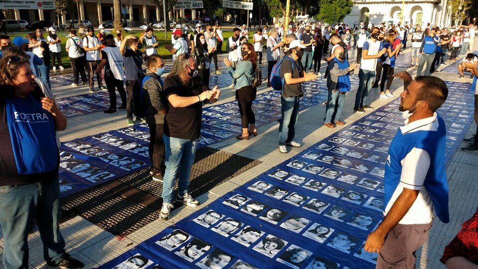 Los rostros de los desaparecidos pasaron por Plaza de Mayo