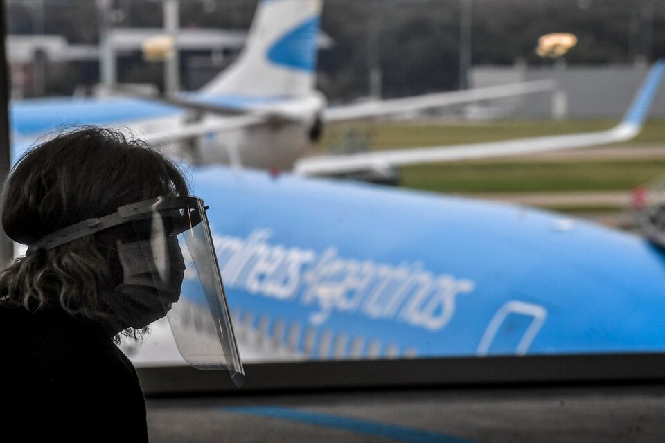 Aerolíneas Argentinas suspende vuelos al exterior por la pandemia