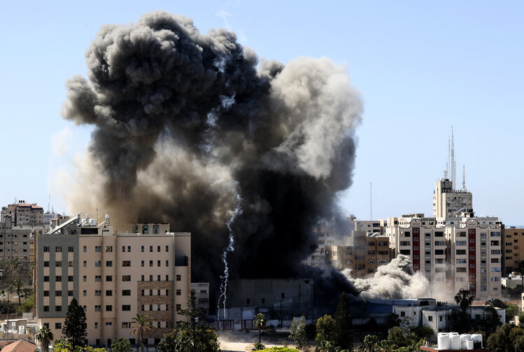 Israel destruyó un edificio en Gaza donde había oficinas de periodistas