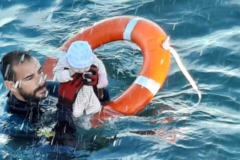 Un bebé en el mar, la imagen de la crisis migratoria en Ceuta que recorre el mundo