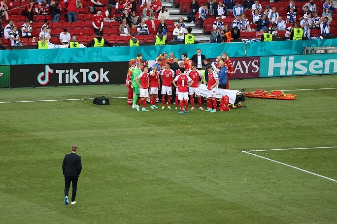 Un jugador danés se desplomó y lograron reanimarlo con RCP en pleno partido